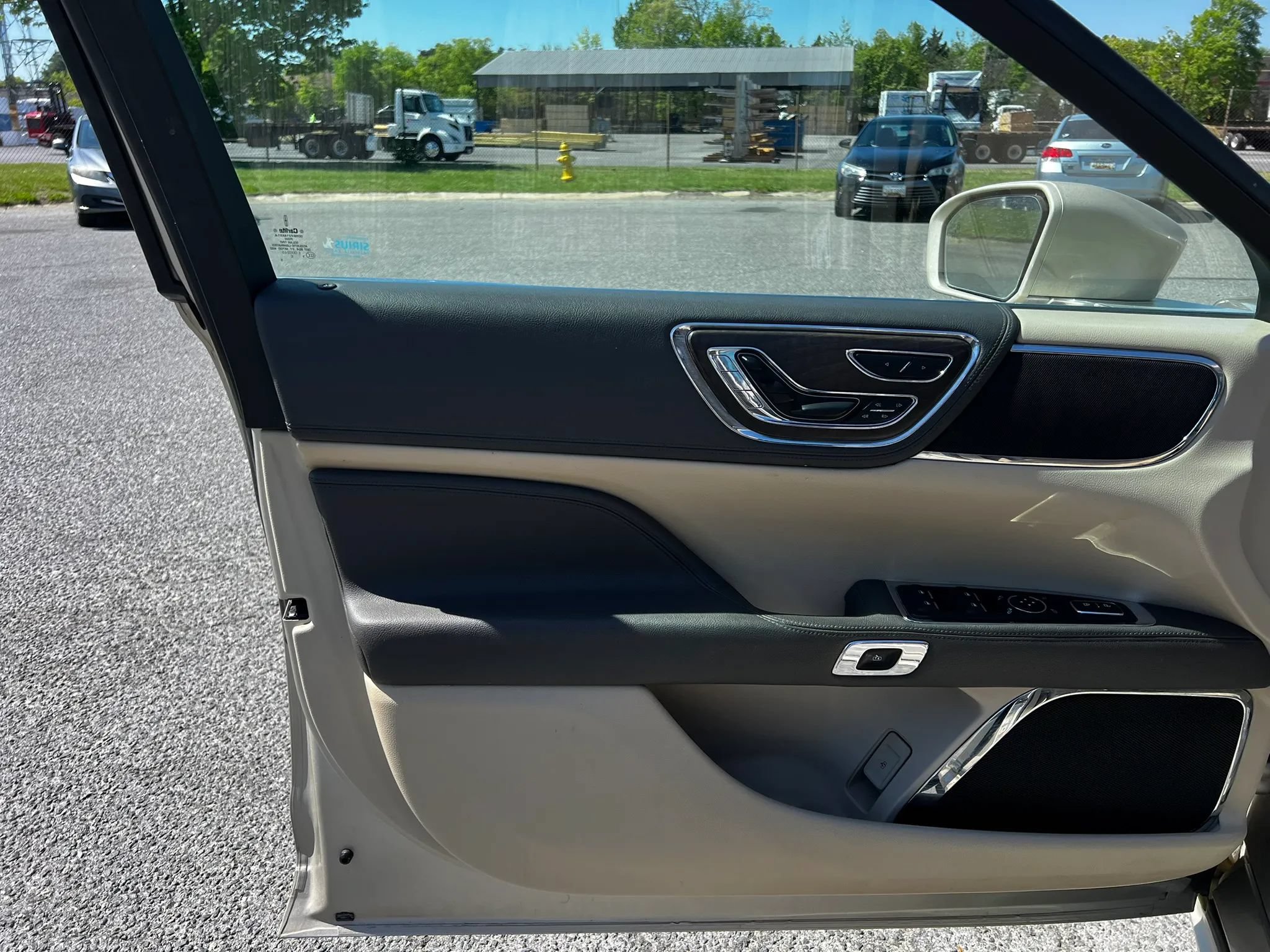 Used 2017 Lincoln Continental Reserve w/ Technology Package FWD image 20