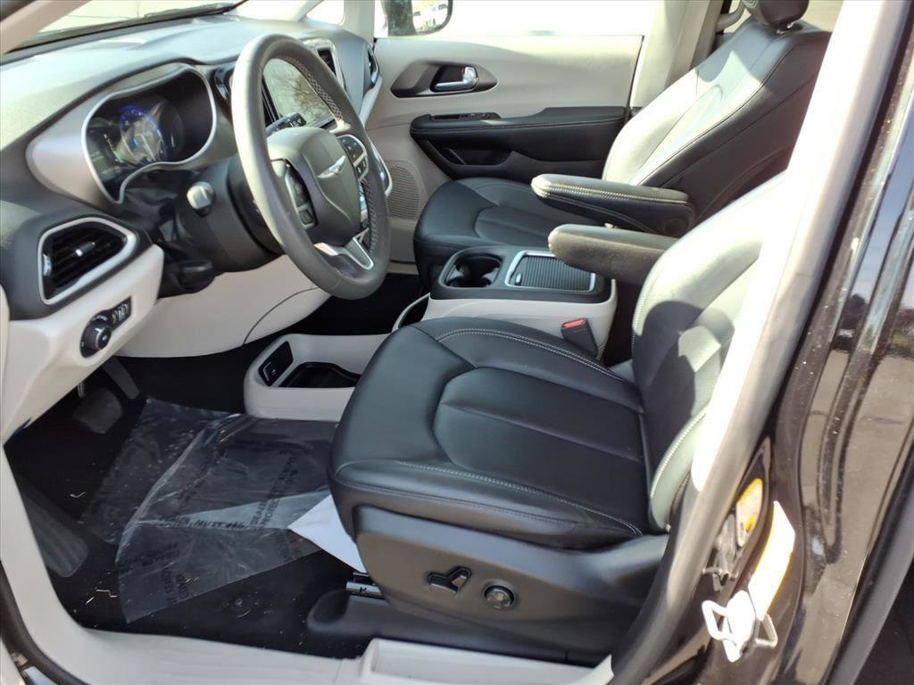 Used 2024 Chrysler Pacifica Touring-L image 11