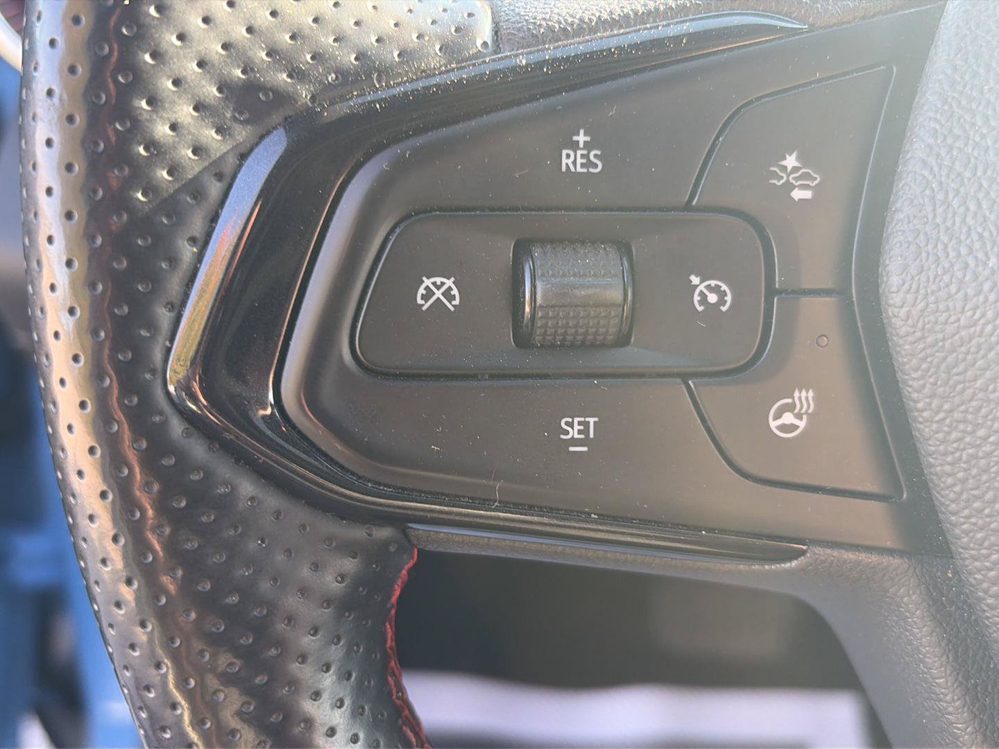 Used 2024 Chevrolet Trax RS w/ Sunroof Package FWD image 14