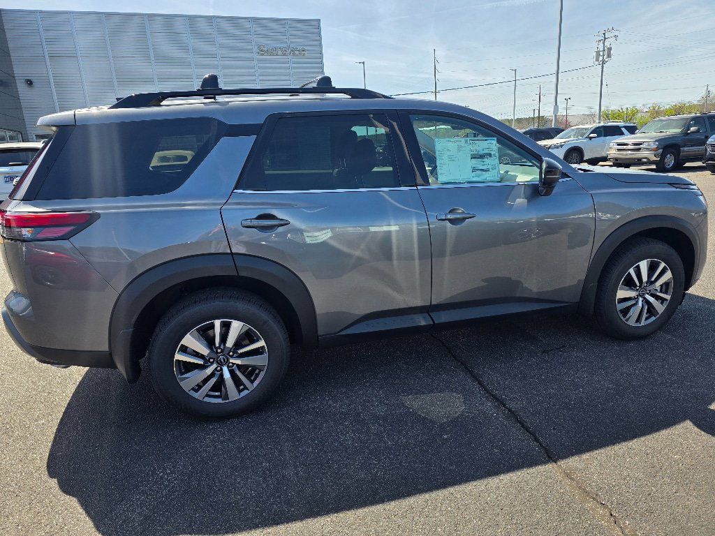New 2026 Nissan Pathfinder SL image 2