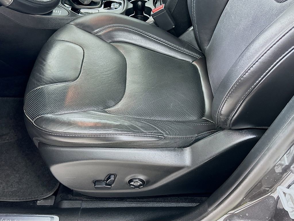 Used 2019 Jeep Cherokee Limited image 17