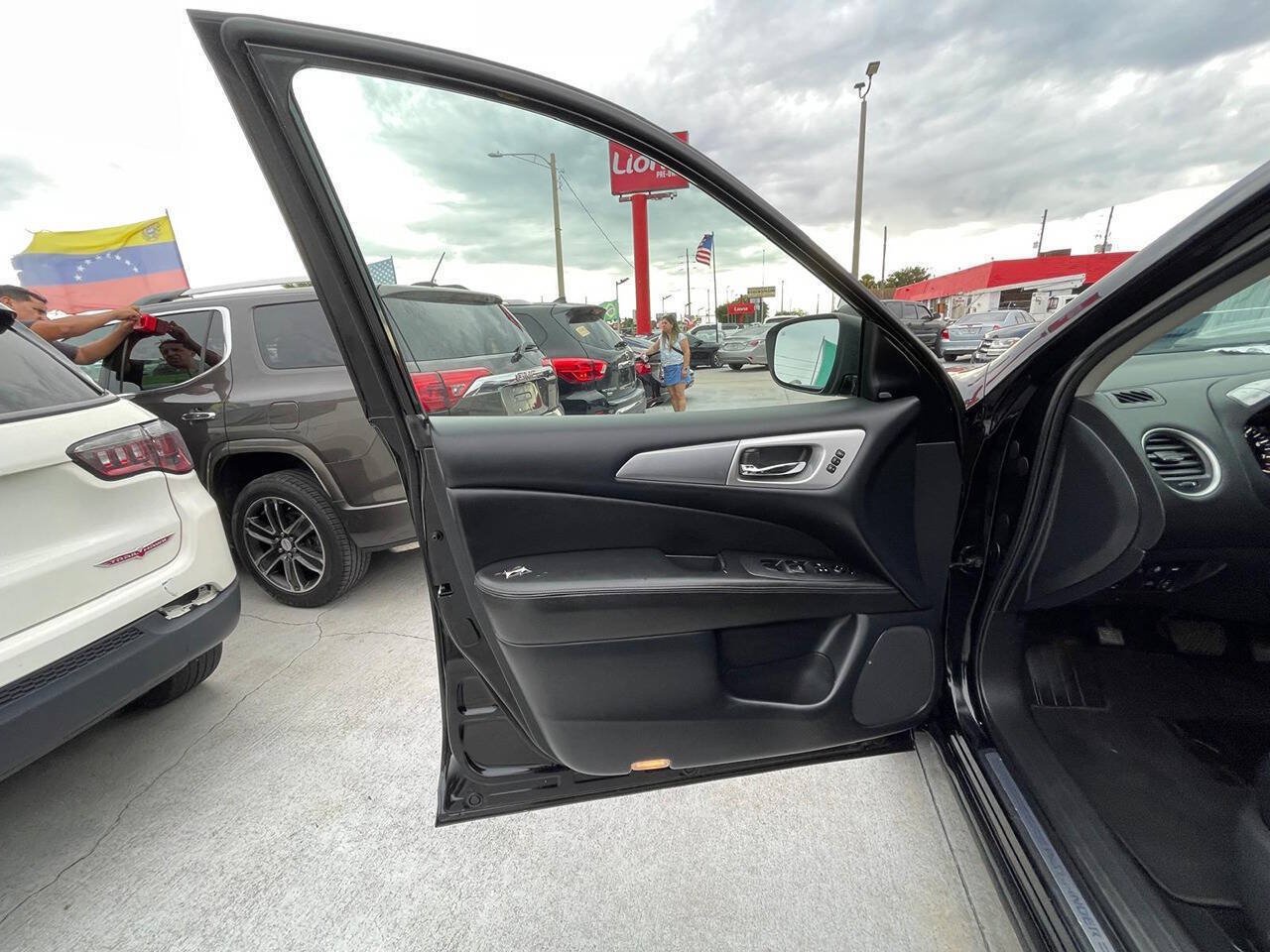 Used 2019 Nissan Pathfinder SL AWD/4WD image 10