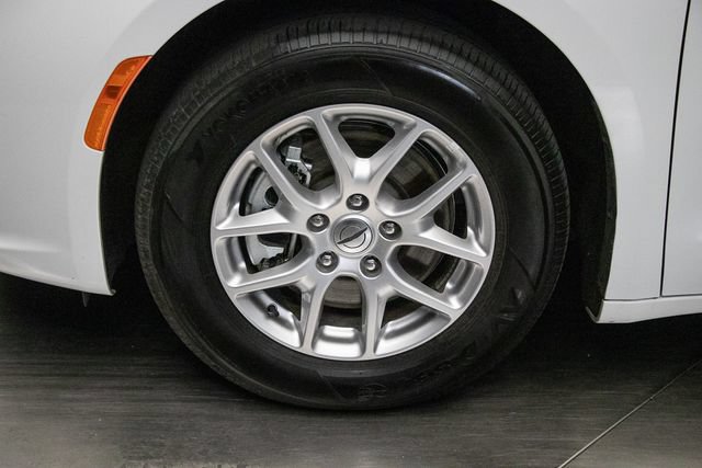 Used 2024 Chrysler Pacifica Touring-L FWD image 9