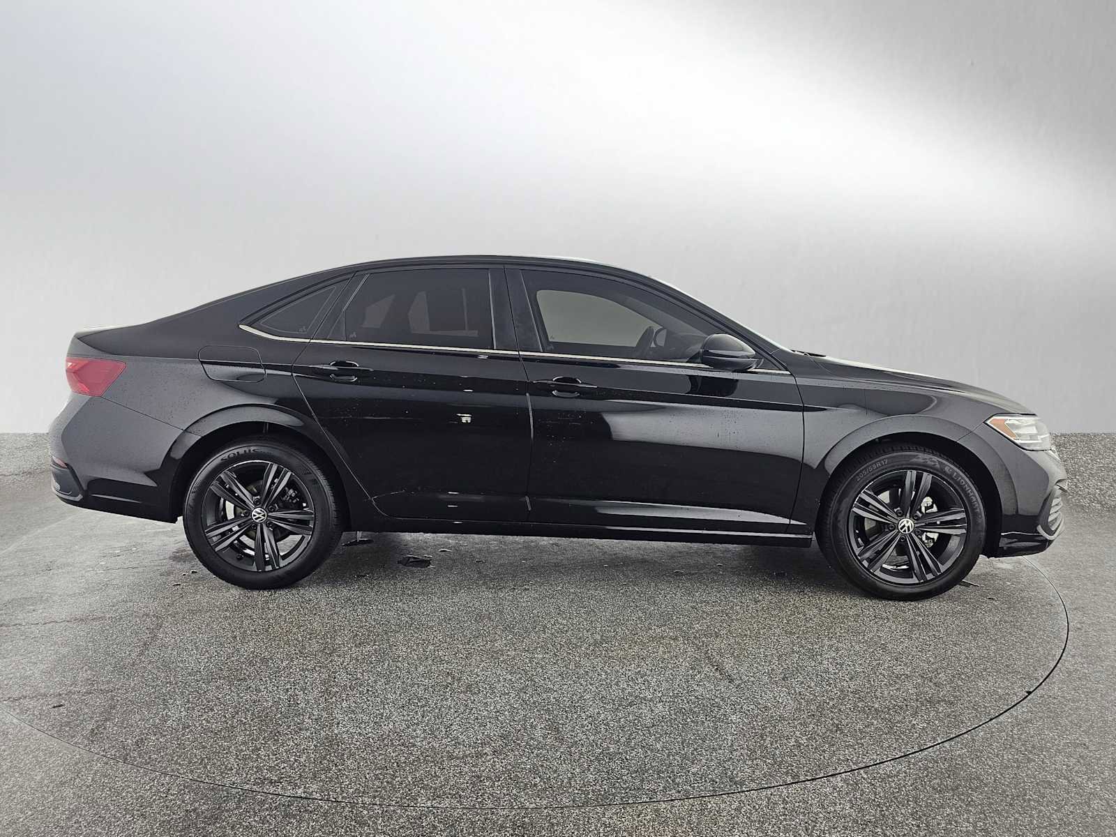 Used 2022 Volkswagen Jetta SE image 2