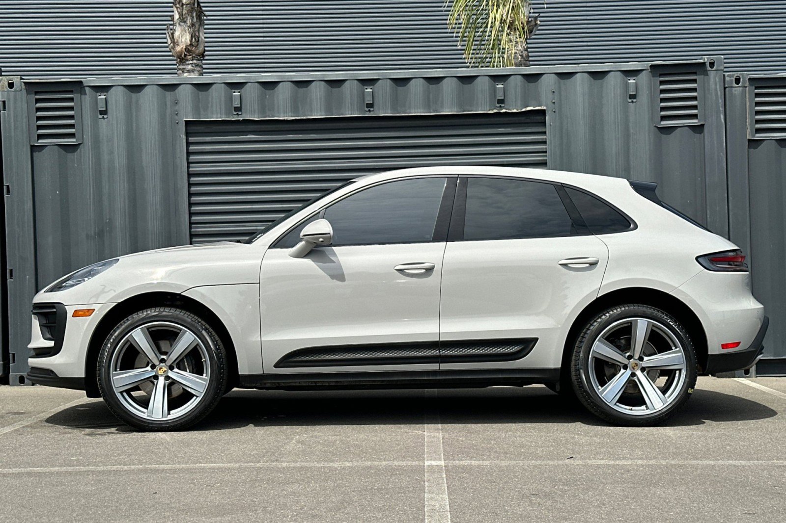 Certified 2022 Porsche Macan AWD/4WD image 2
