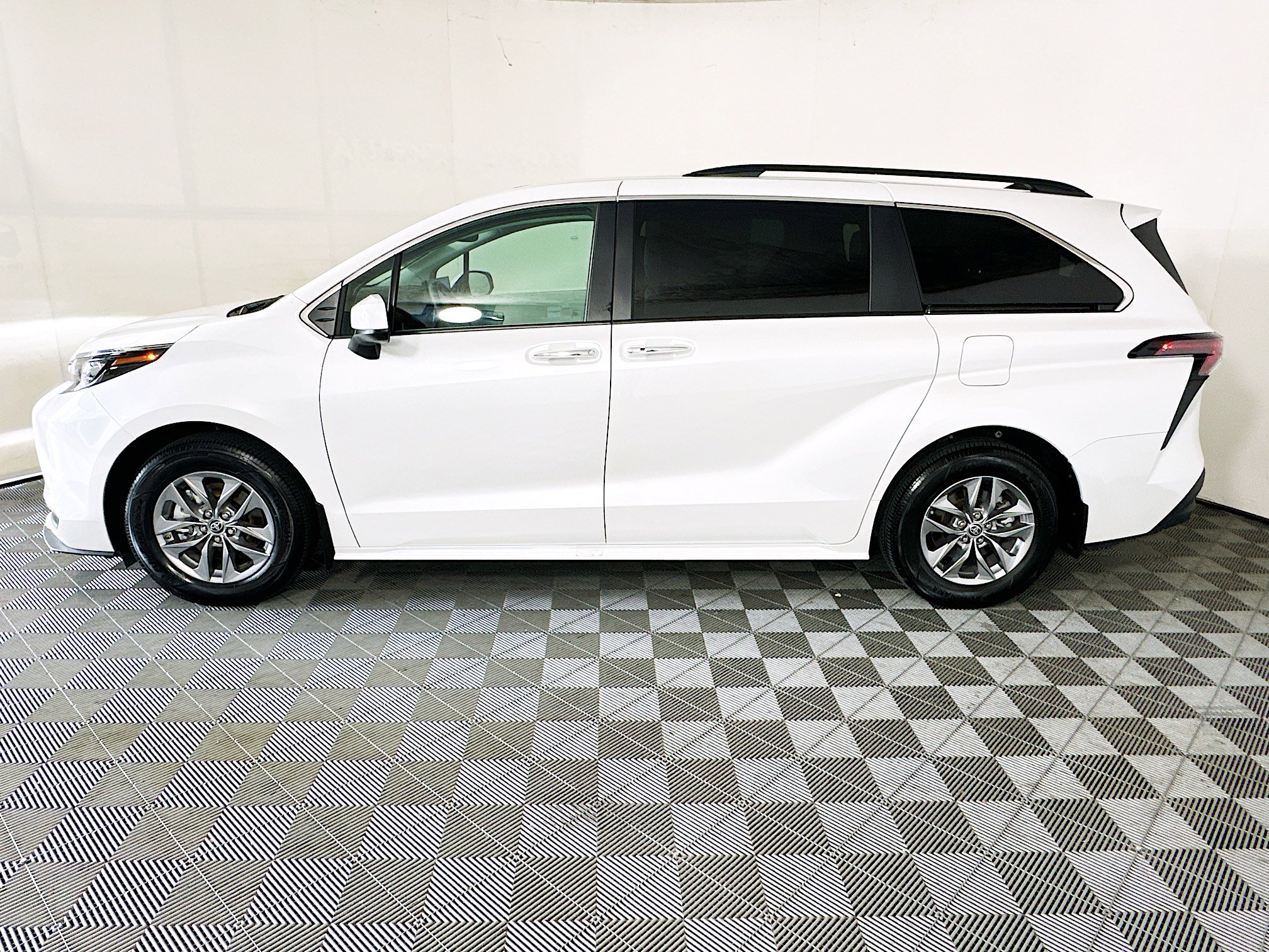 Used 2025 Toyota Sienna XLE FWD image 6