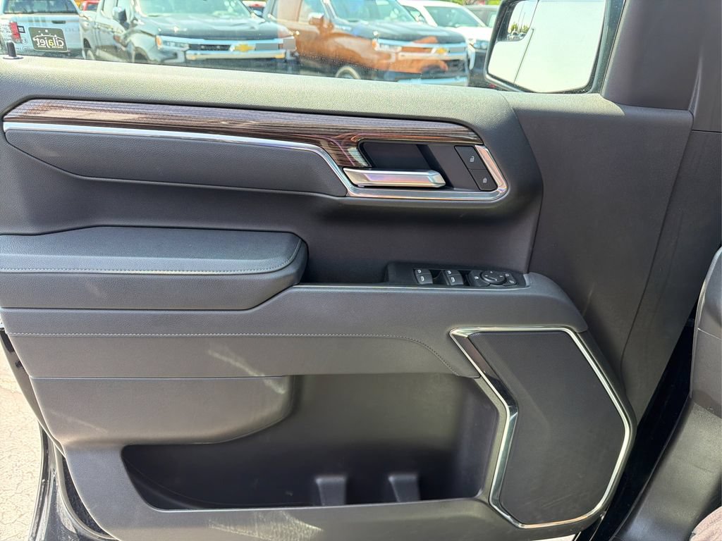 Used 2025 Chevrolet Silverado 1500 LT AWD/4WD image 17