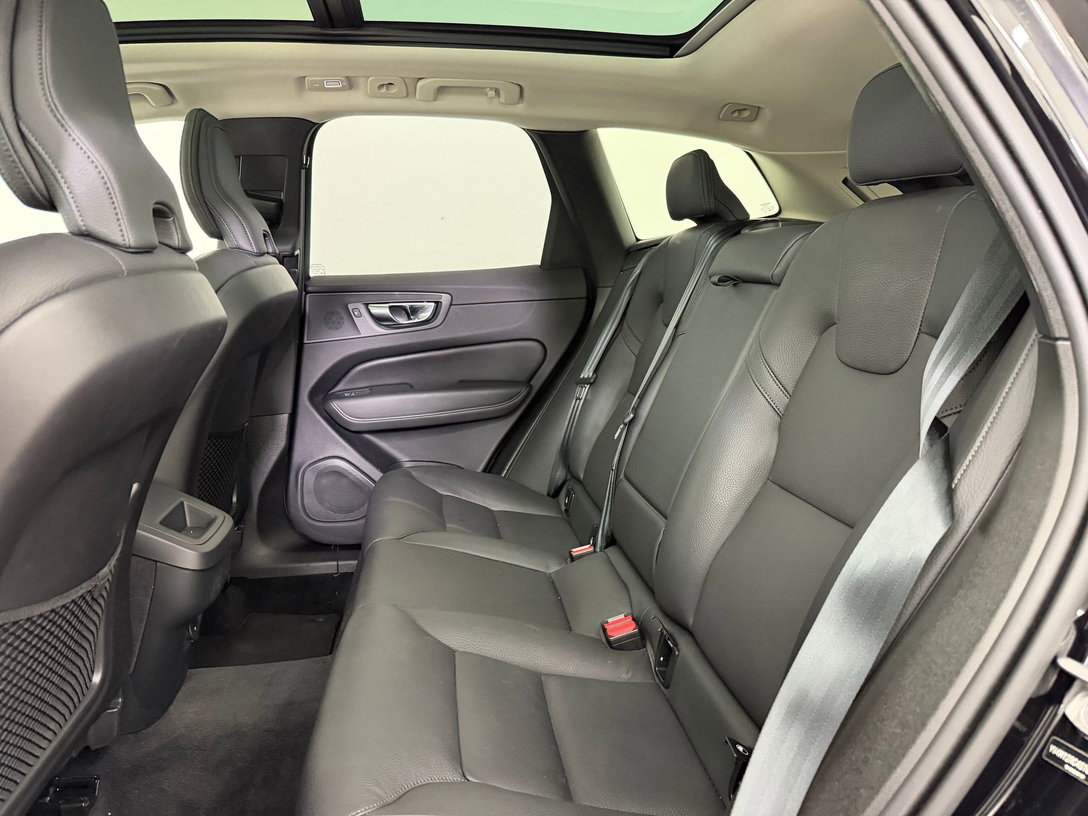 Used 2025 Volvo XC60 B5 Plus image 16