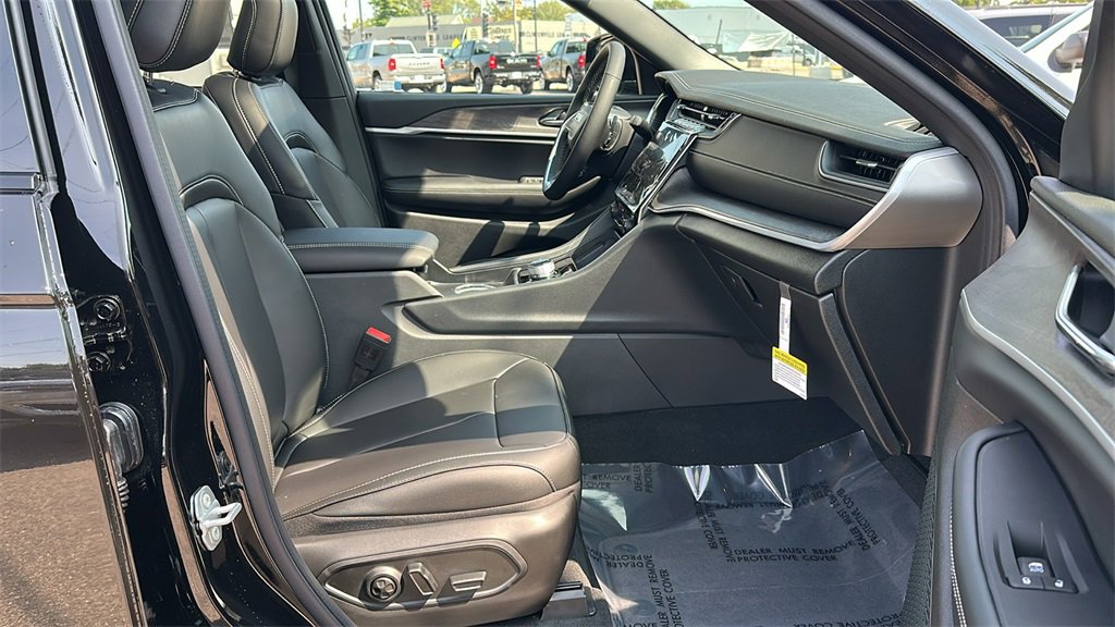 New 2025 Jeep Grand Cherokee Limited w/ Black Appearance Package image 31