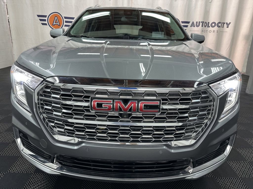 Used 2024 GMC Terrain Denali w/ Denali Premium Package AWD/4WD image 4