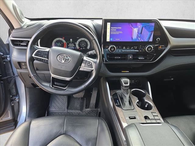 Used 2024 Toyota Highlander Limited FWD image 17