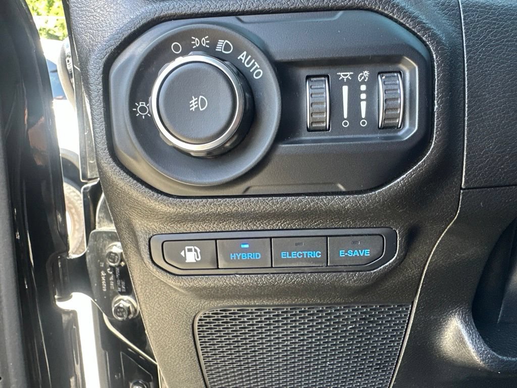 Used 2022 Jeep Wrangler Unlimited Sahara w/ Cold Weather Group AWD/4WD image 22