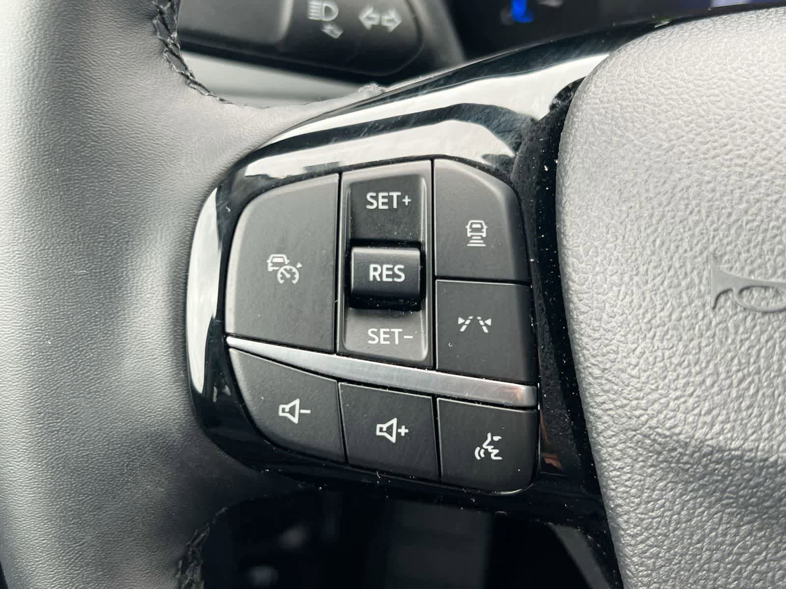 Used 2025 Ford Escape SE w/ Class II Trailer Tow Package FWD image 23