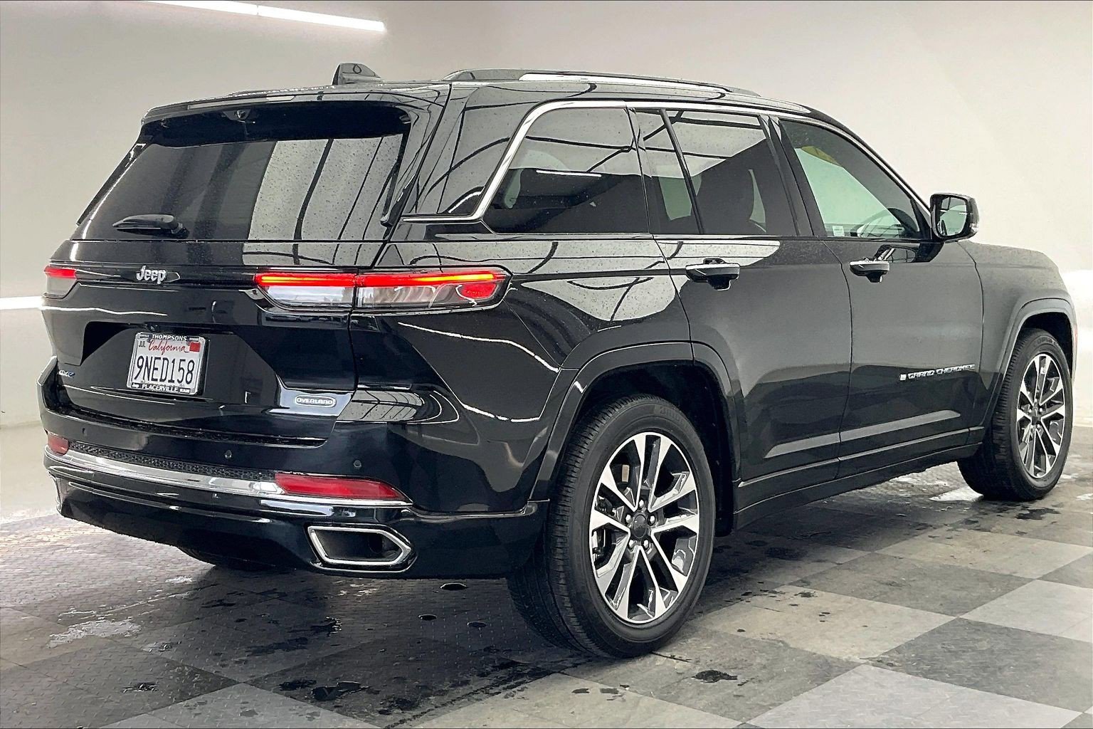 Used 2023 Jeep Grand Cherokee Overland w/ Advanced Protech Group III AWD/4WD image 13