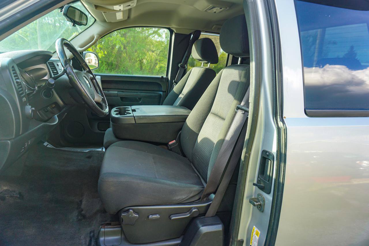 Used 2010 Chevrolet Silverado 2500 LT w/ Interior Plus Package AWD/4WD image 17