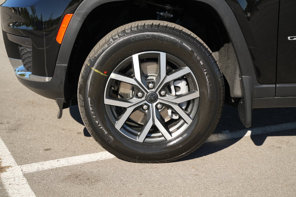 New 2027 Jeep Grand Cherokee L Laredo w/ MOPAR Finishing Package AWD/4WD image 9