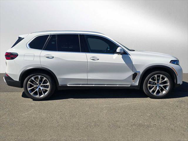 Used 2025 BMW X5 xDrive50e image 2