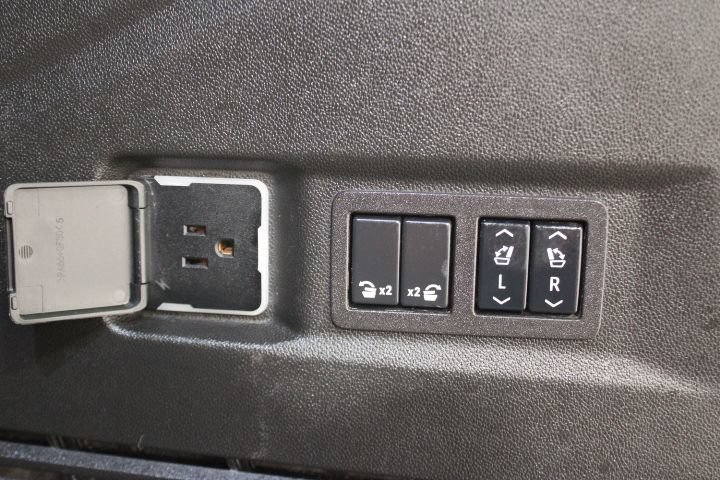 Used 2024 GMC Yukon Denali Ultimate AWD/4WD image 18
