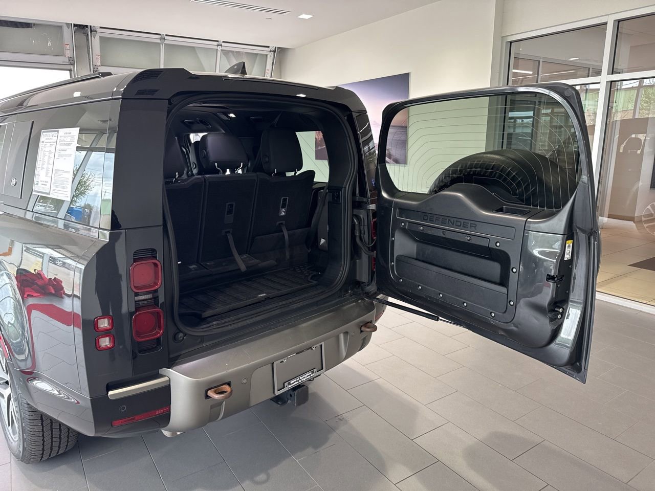 Used 2023 Land Rover Defender 130 X-Dynamic SE AWD/4WD image 9