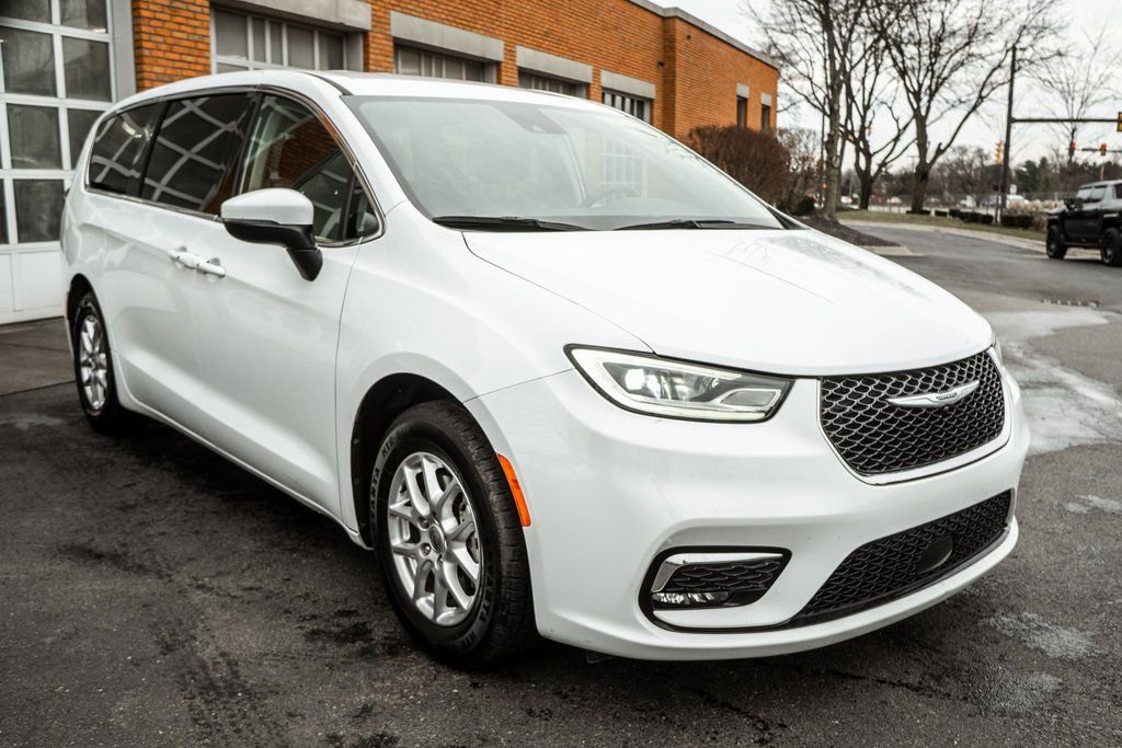 Used 2023 Chrysler Pacifica Touring-L image 5