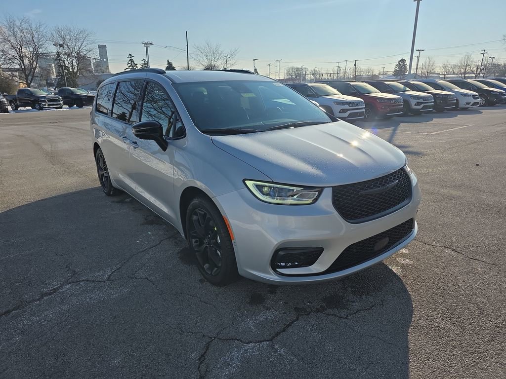 New 2026 Chrysler Pacifica Select image 3