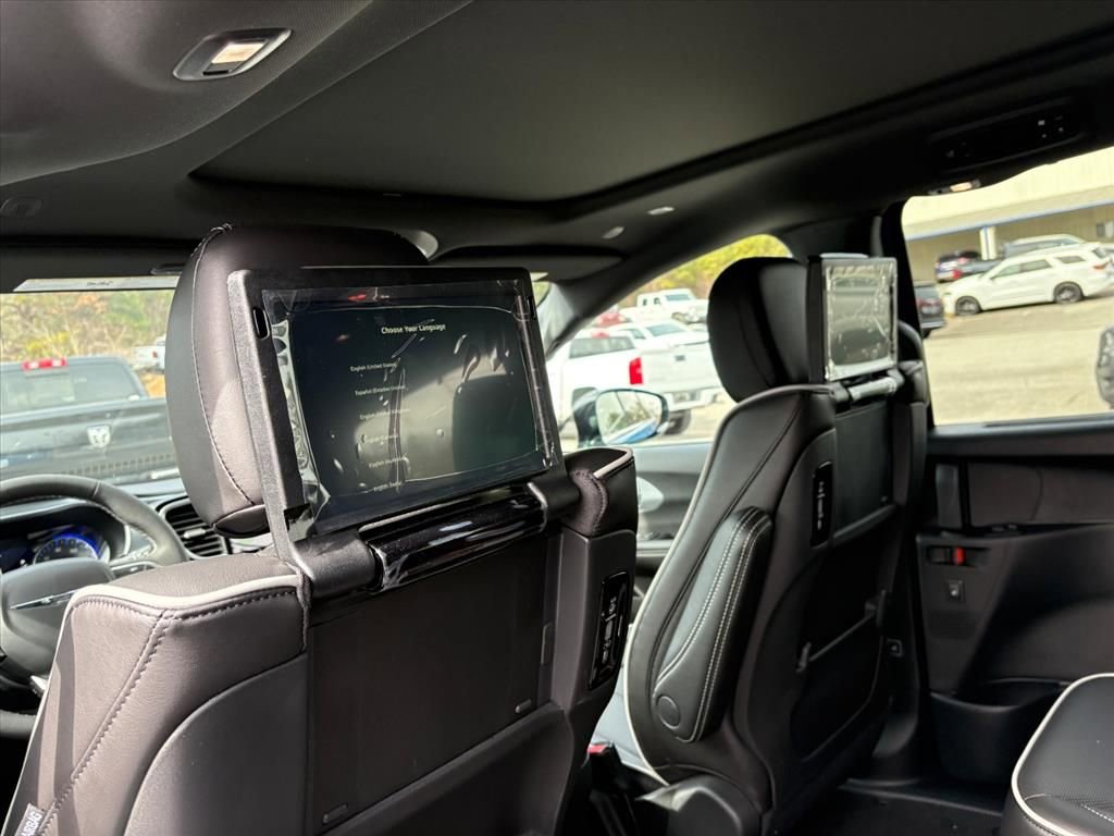 New 2026 Chrysler Pacifica Limited w/ Uconnect Theater Family Group image 18
