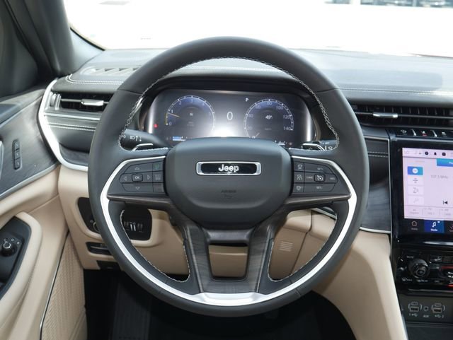Used 2025 Jeep Grand Cherokee Limited w/ Luxury Tech Group II AWD/4WD image 16