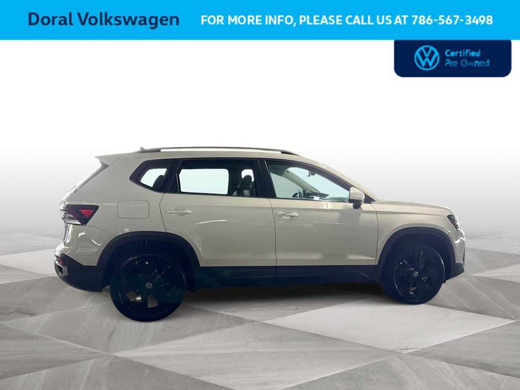 Used 2025 Volkswagen Taos SE FWD image 9