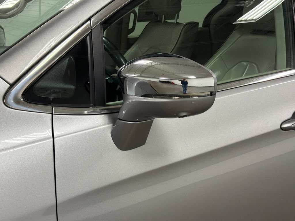 Used 2019 Chrysler Pacifica Limited w/ Tire & Wheel Group FWD image 12