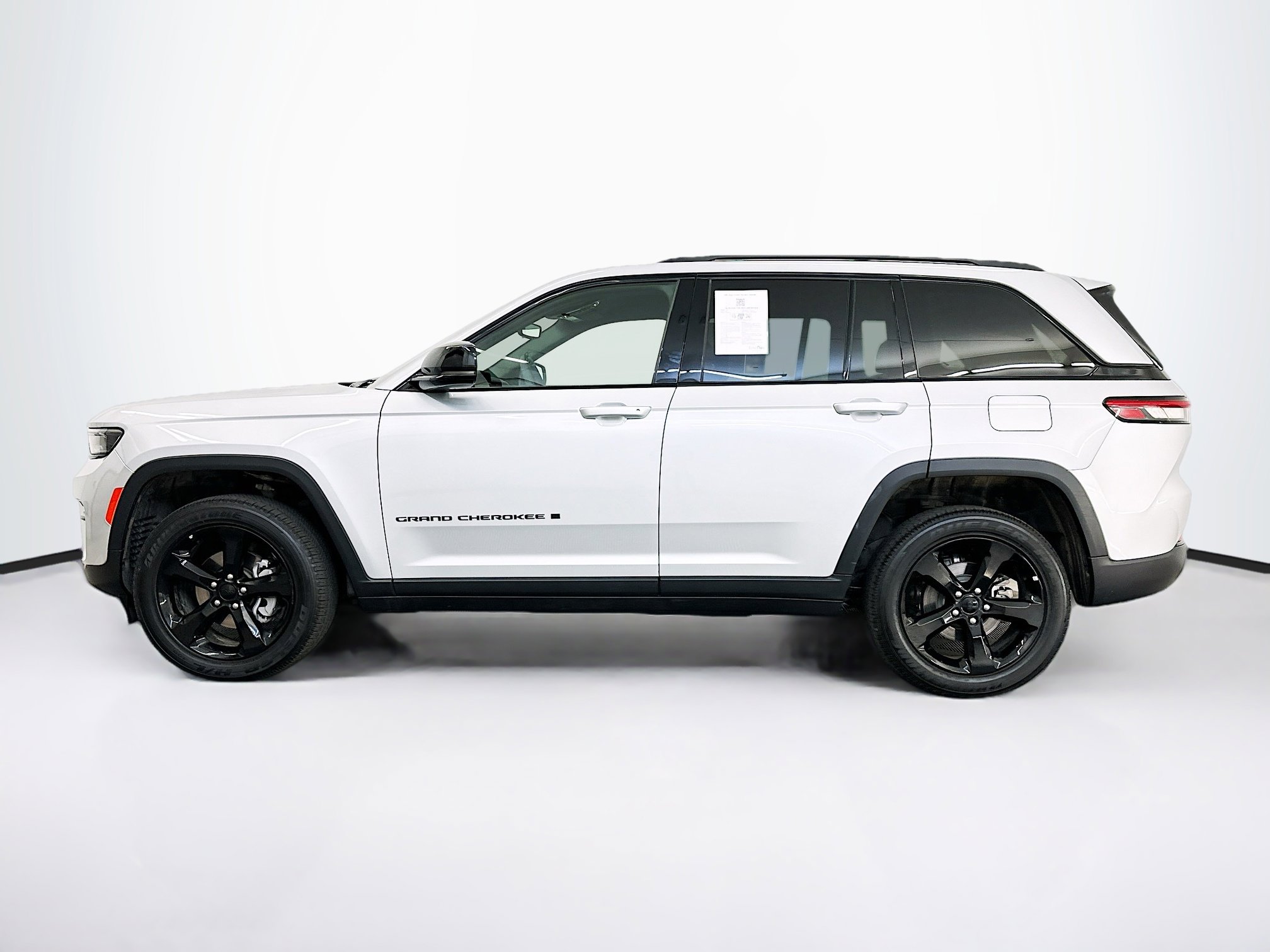 Used 2023 Jeep Grand Cherokee Altitude image 4