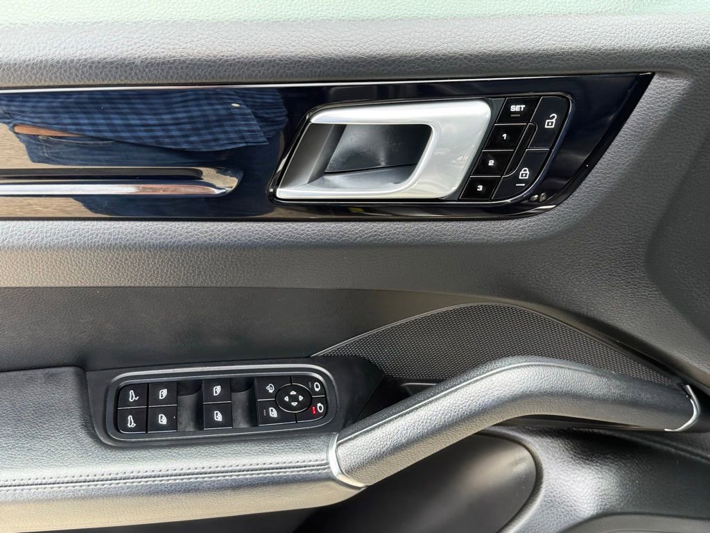 Used 2021 Porsche Cayenne image 16