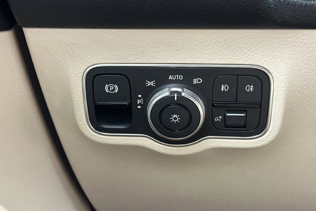 Used 2022 Mercedes-Benz GLB 250 4MATIC image 34