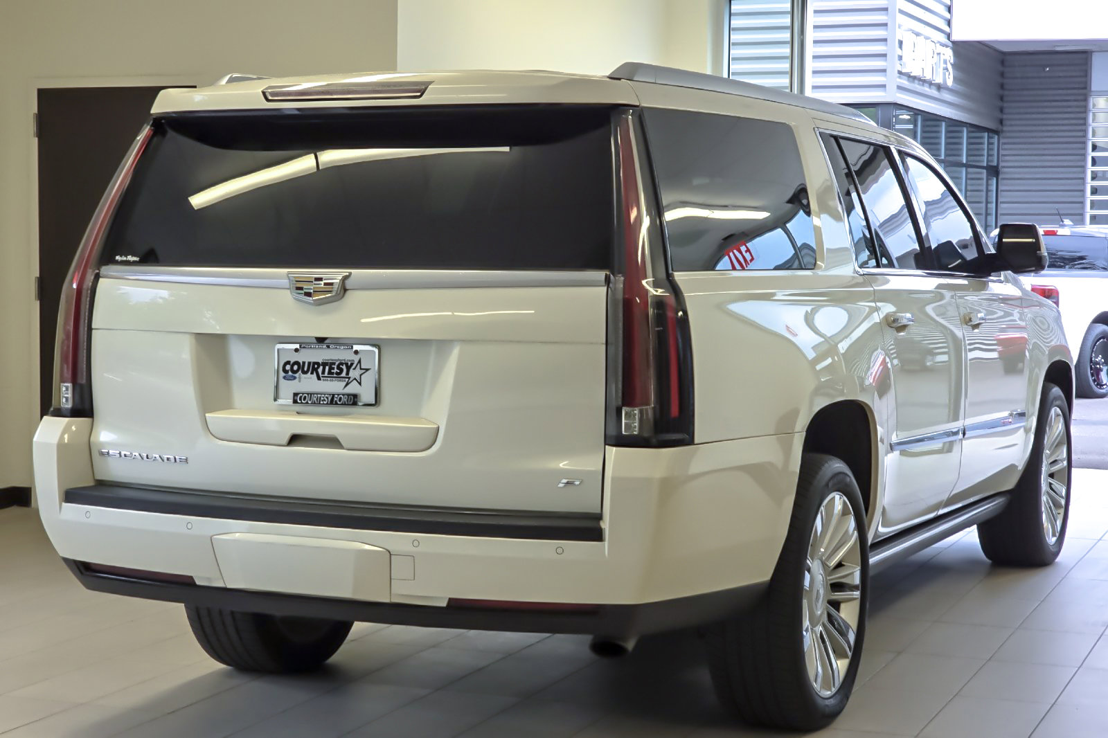 Used 2015 Cadillac Escalade ESV Platinum AWD/4WD image 4