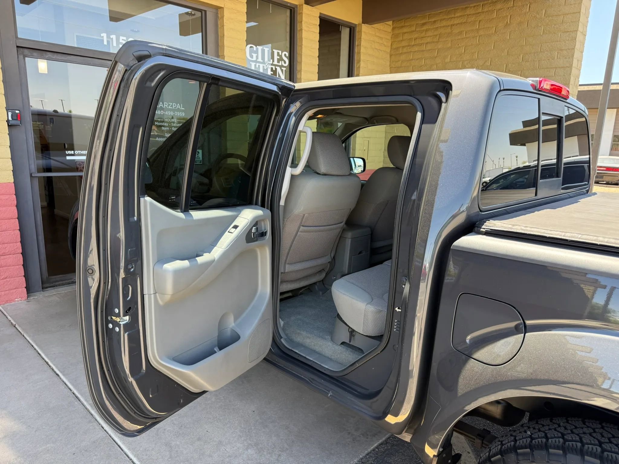 Used 2015 Nissan Frontier SV w/ SV Value Truck Package AWD/4WD image 19