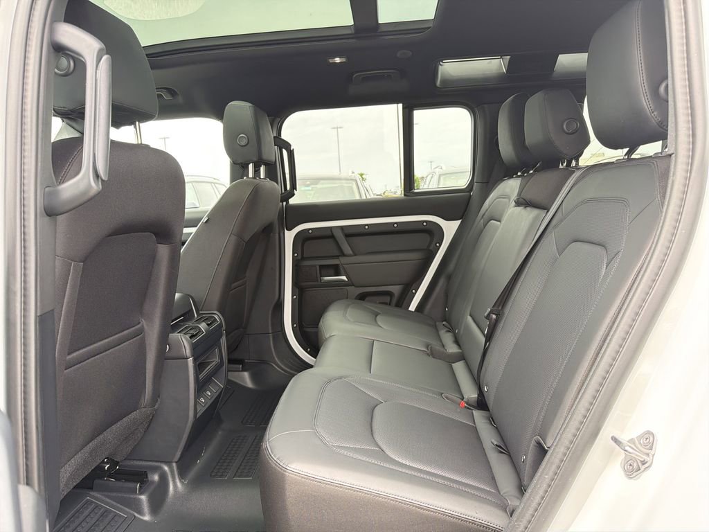 Used 2025 Land Rover Defender 110 S AWD/4WD image 5