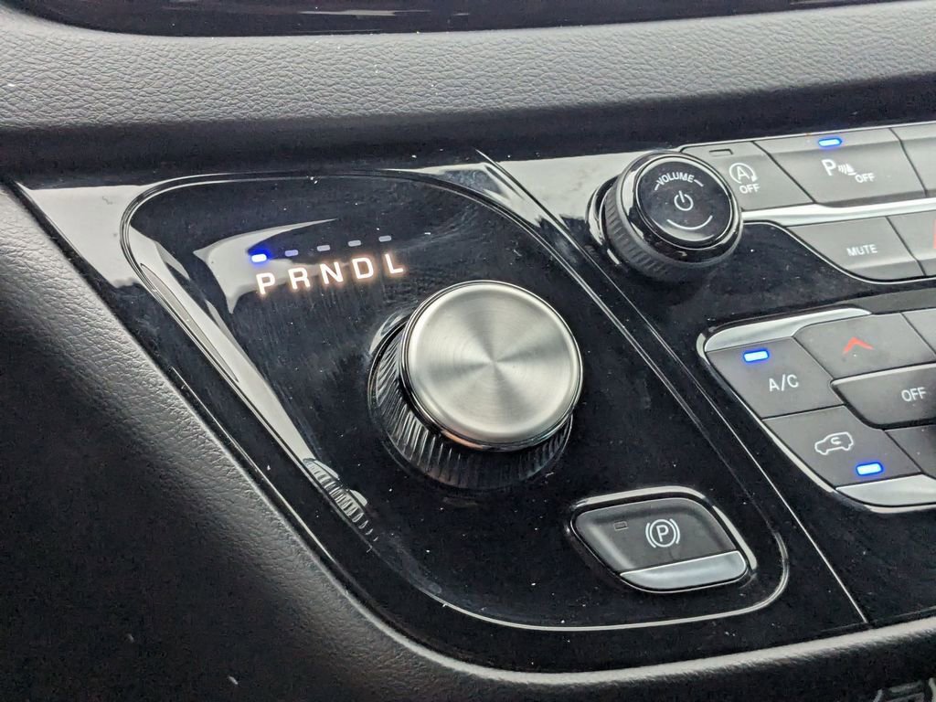 Used 2025 Chrysler Pacifica Select image 19