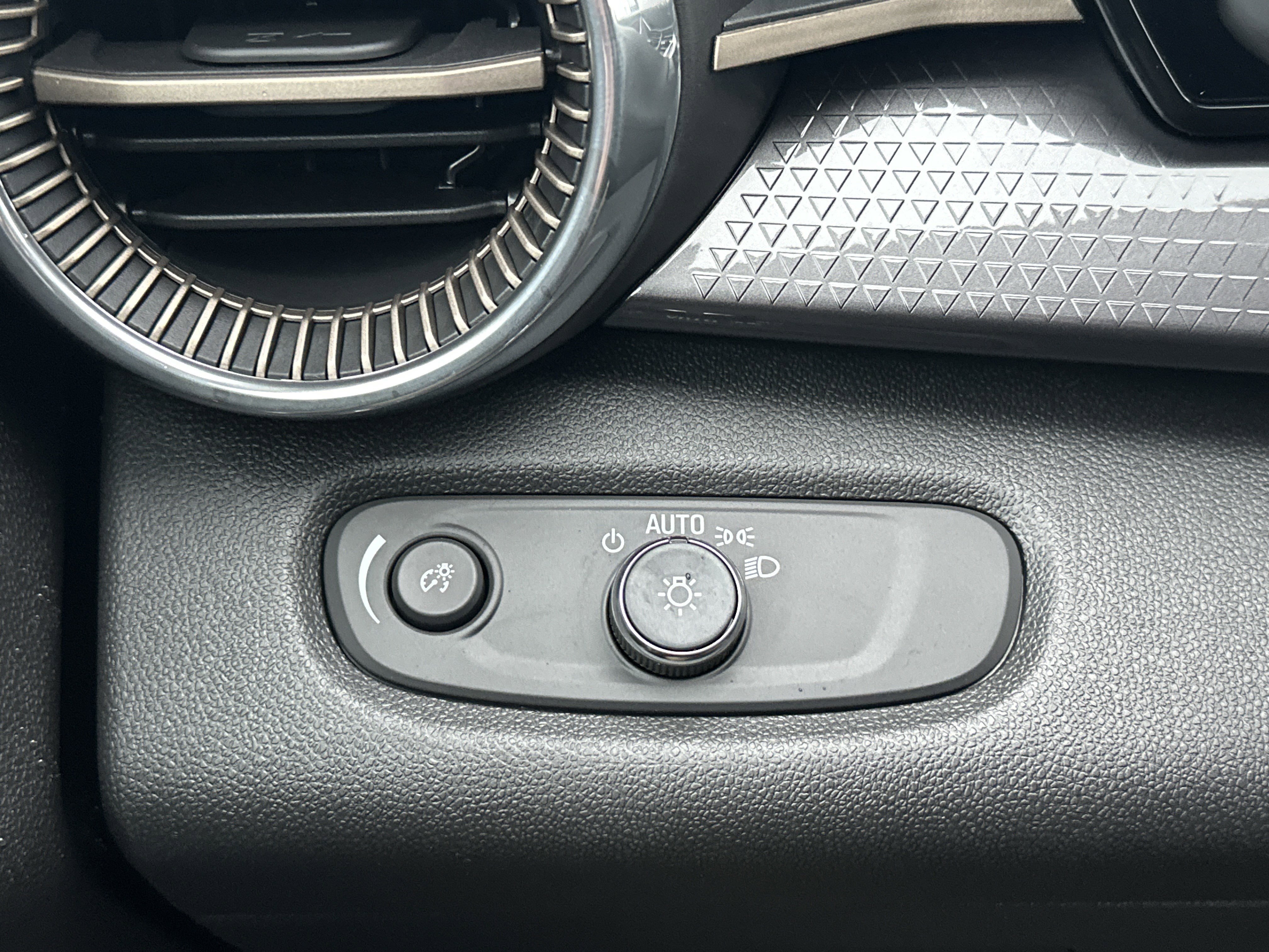 New 2026 Chevrolet Trax ACTIV w/ Driver Confidence Package image 15