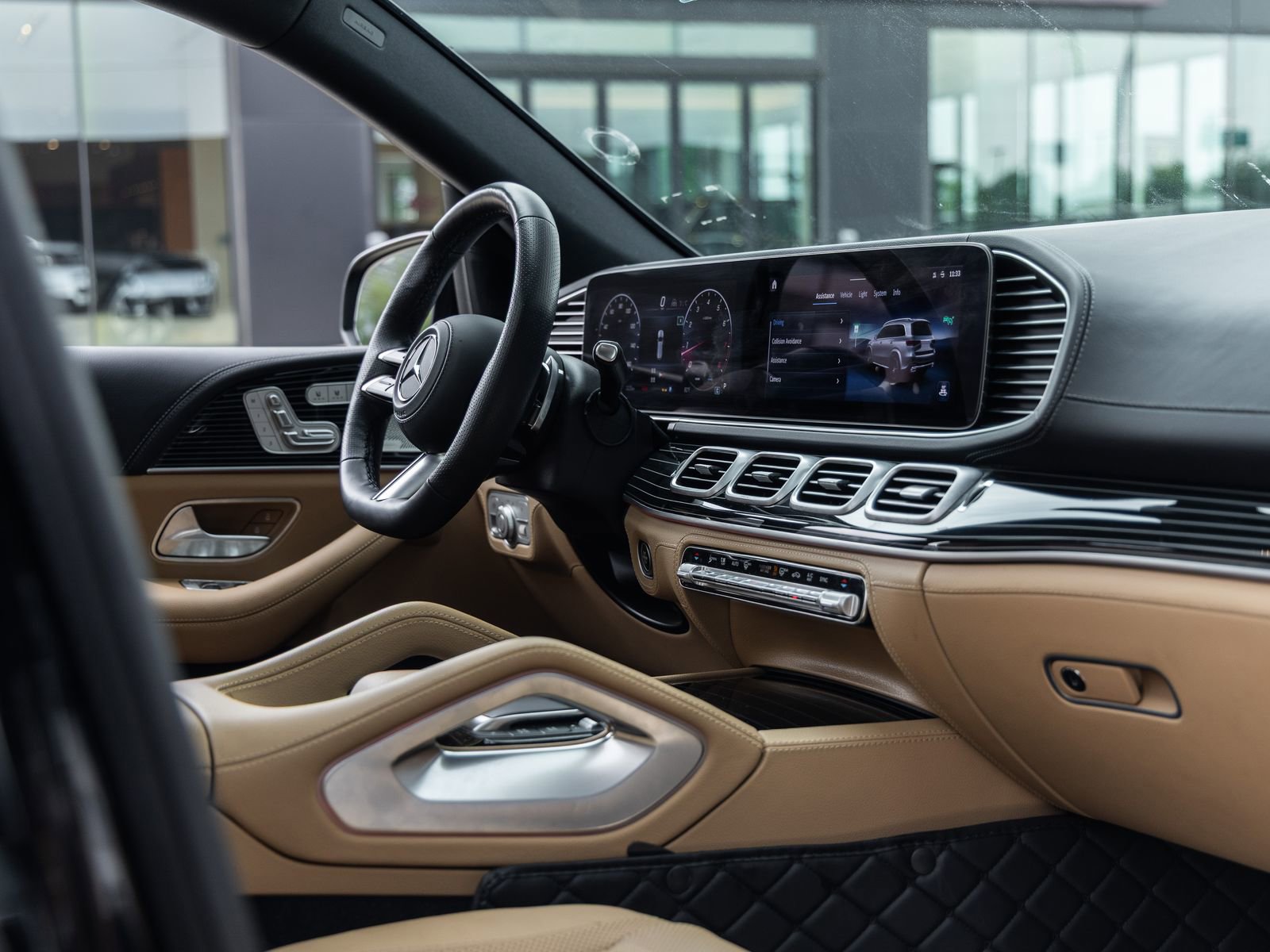 Used 2025 Mercedes-Benz GLS 580 4MATIC image 43