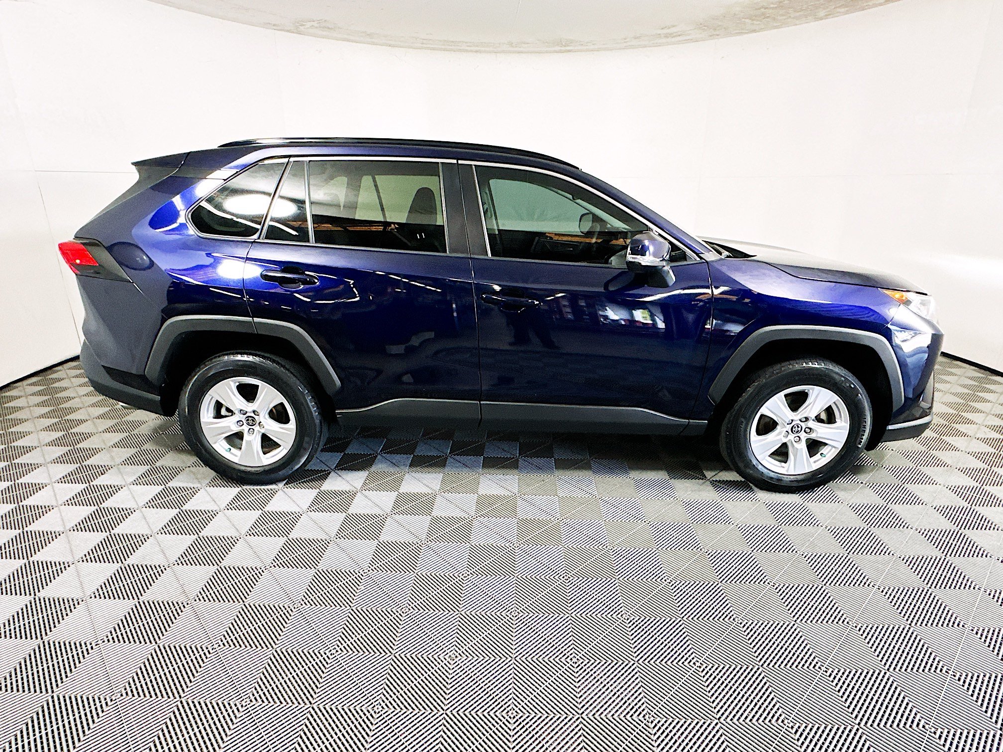 Used 2021 Toyota RAV4 XLE FWD image 2