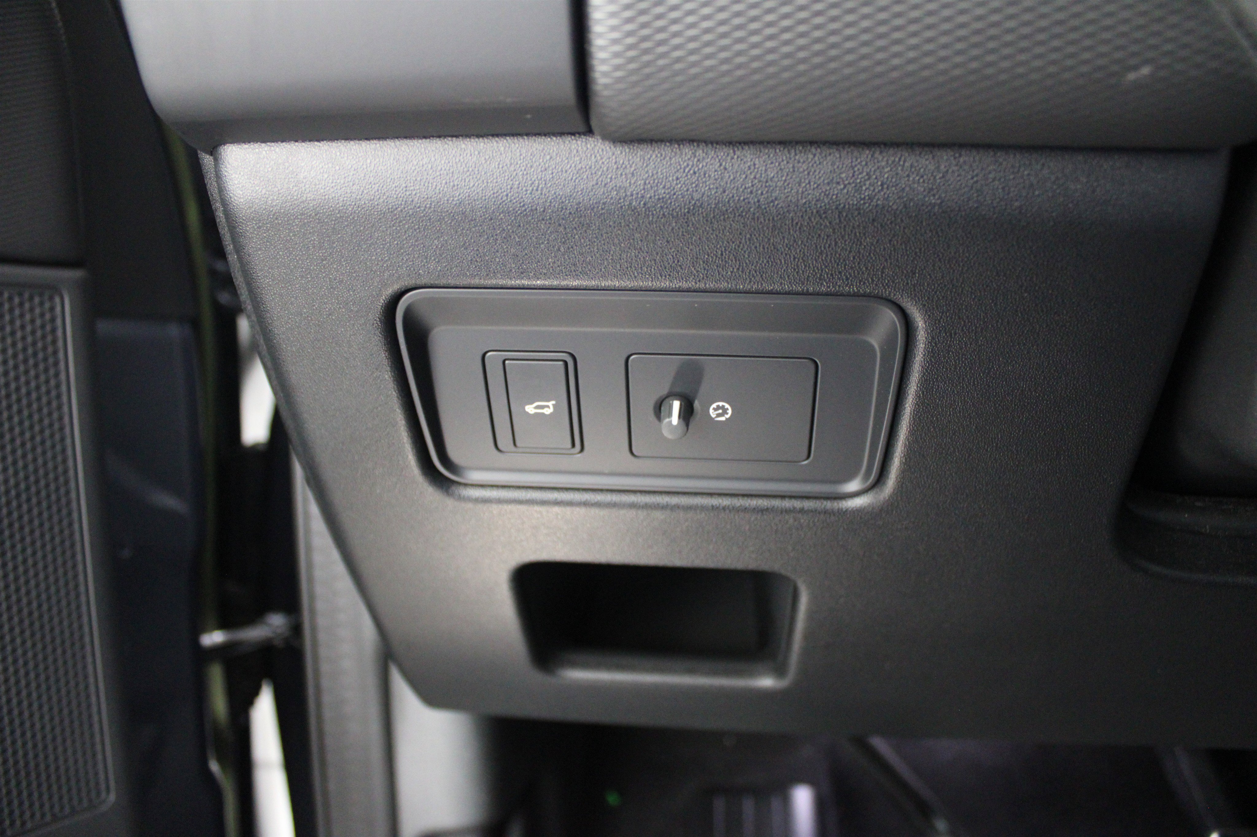 Used 2024 Land Rover Discovery Dynamic SE AWD/4WD image 8