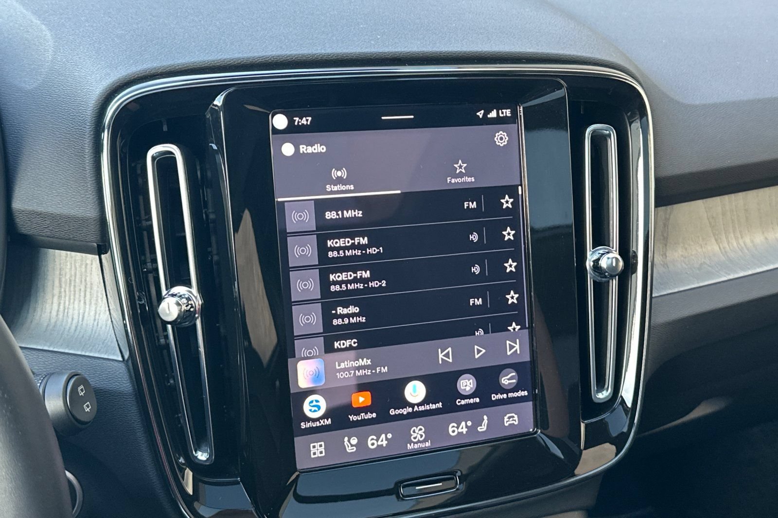 Certified 2025 Volvo XC40 B5 Plus AWD/4WD image 21