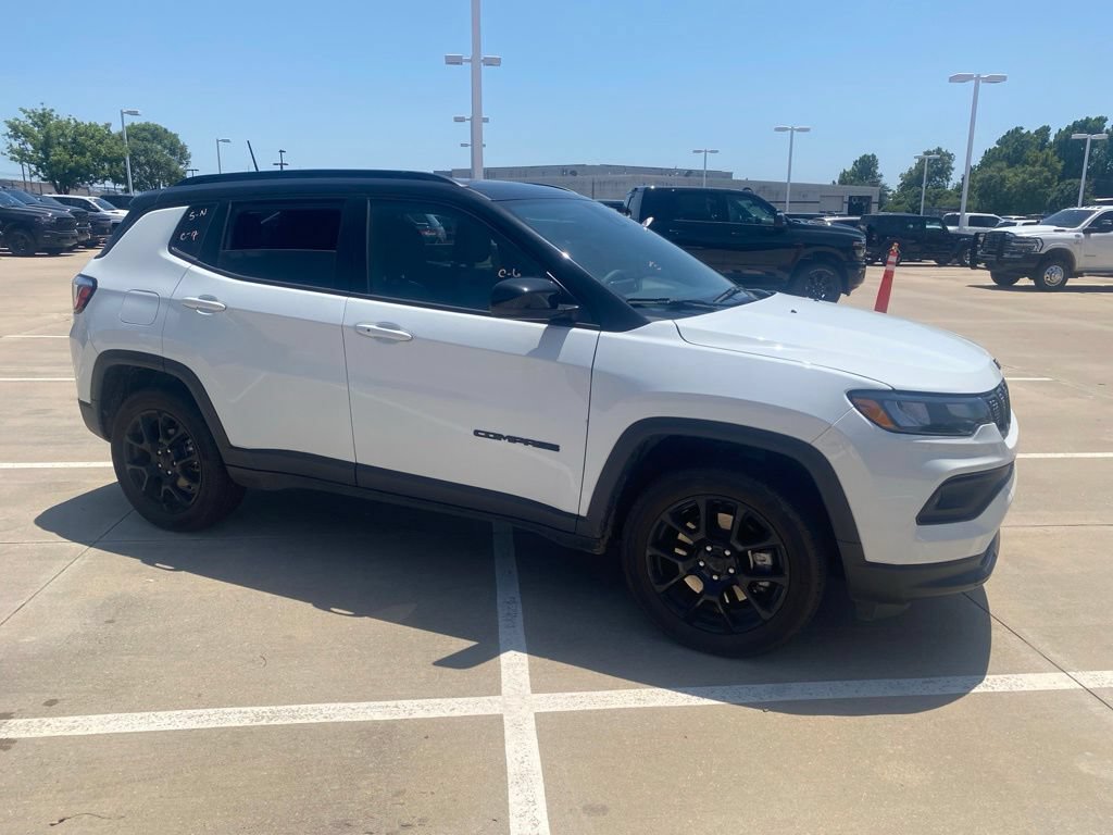 Used 2023 Jeep Compass Latitude w/ Sun and Sound Group AWD/4WD image 1