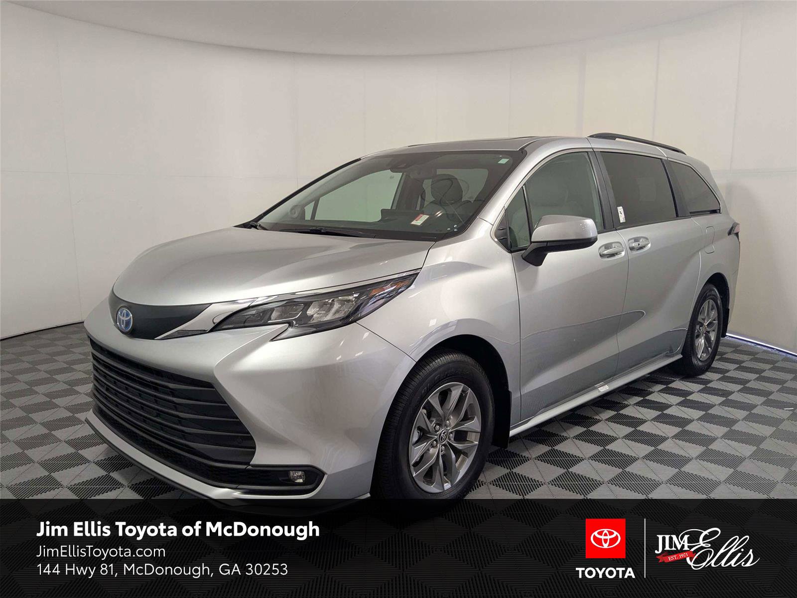 Used 2025 Toyota Sienna XLE w/ XLE Plus Package FWD image 1