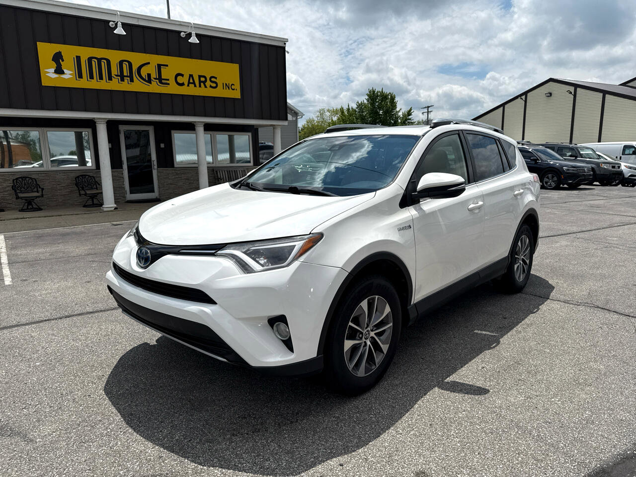 Used 2018 Toyota RAV4 XLE image 2