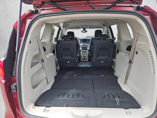 Used 2017 Chrysler Pacifica Touring-L FWD image 6