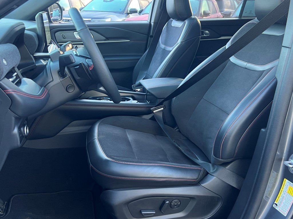 Used 2025 Ford Explorer ST image 18