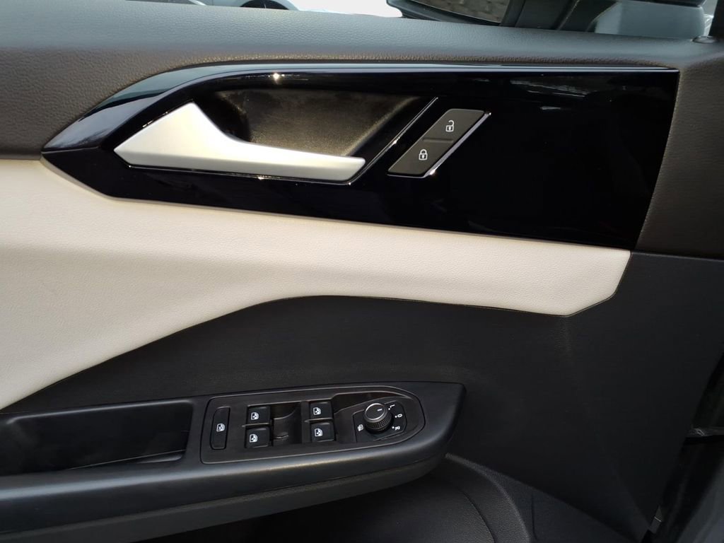 Used 2025 Volkswagen Taos S image 17