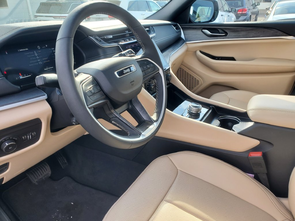 Used 2024 Jeep Grand Cherokee Limited w/ Luxury Tech Group II AWD/4WD image 8