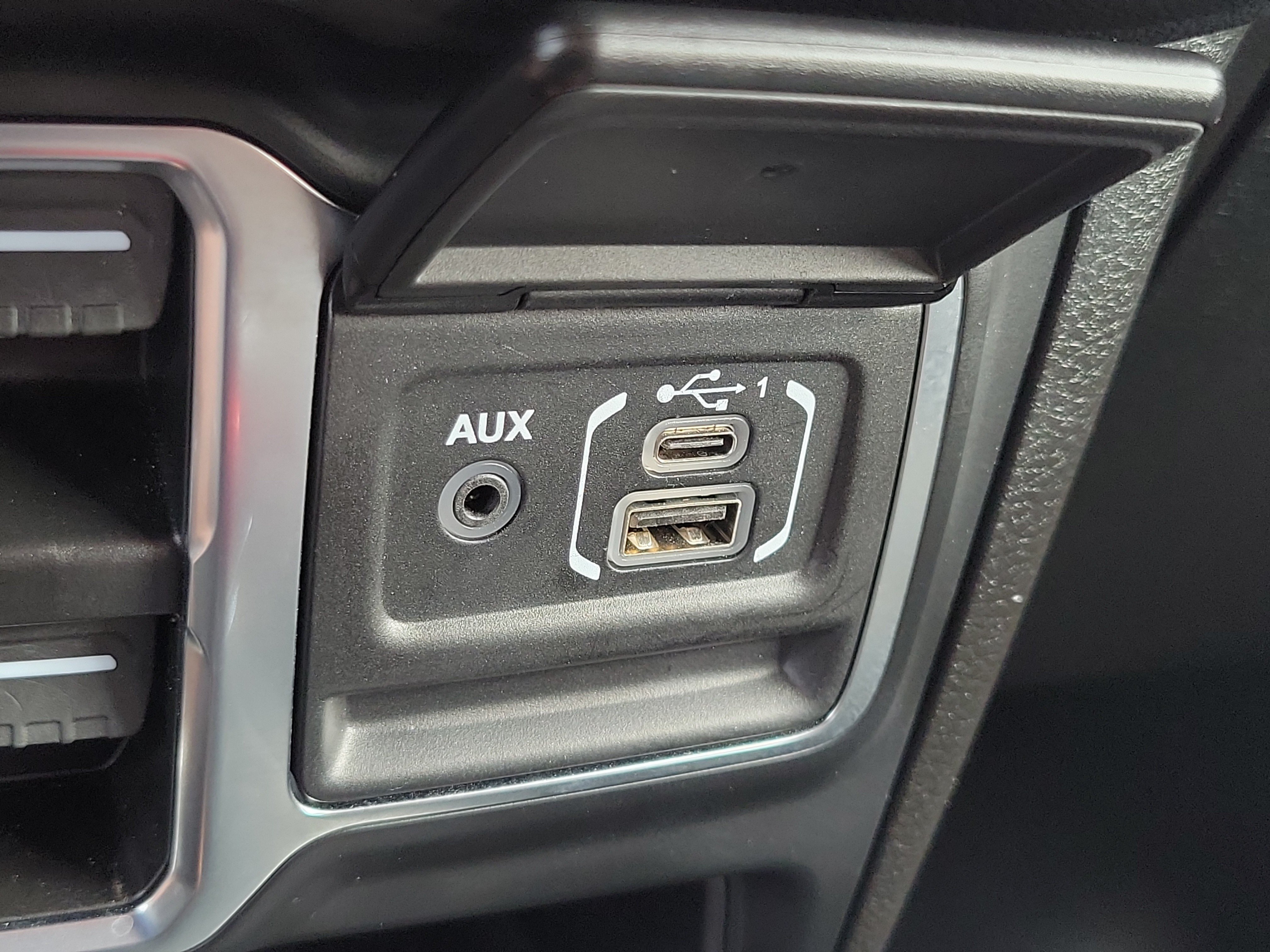 Used 2025 Jeep Wrangler Unlimited Sahara w/ Safety Group AWD/4WD image 23