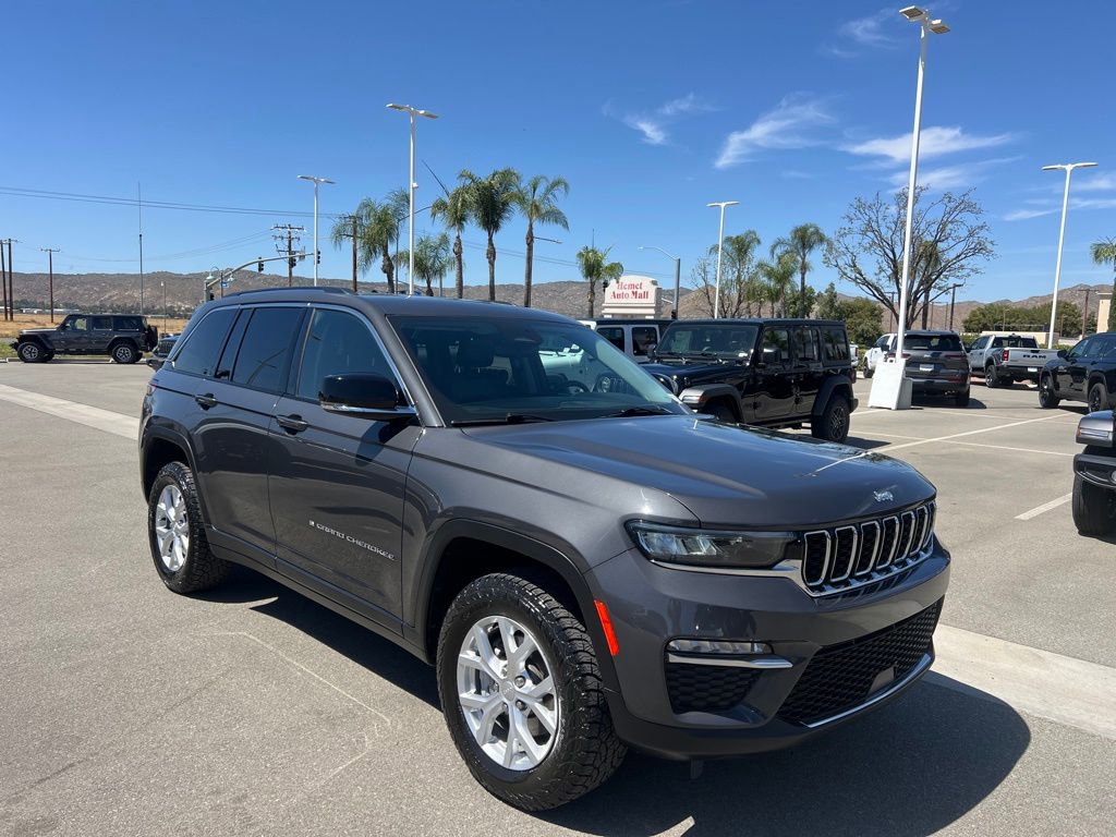 Used 2023 Jeep Grand Cherokee Limited image 2